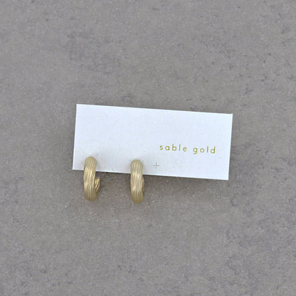 ピアス sable gold ライン ステンレスポスト C型 ミニ スタッドピアス