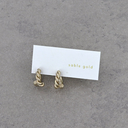 ピアス sable gold ハーフ ツイスト クロス カーブ ライン ステンレスポスト C型 ミニ スタッドピアス