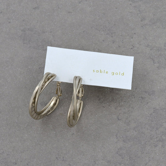 ピアス ニッケルフリー sable gold トリプル クロス ライン テクスチャー ステンレスポスト フープピアス