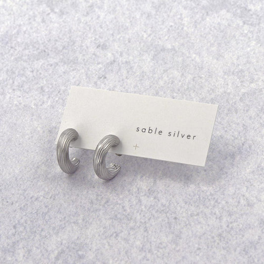 ピアス sable silver メタル ライン テクスチャー C型 スタッドピアス