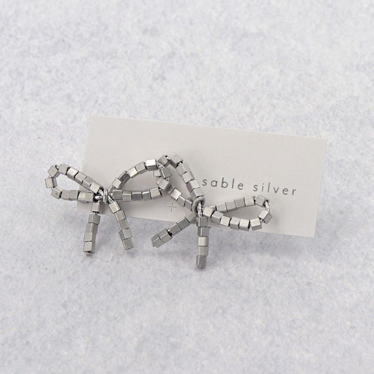 ピアス ニッケルフリー sable silver メタル スクエア ビーズ リボン スタッドピアス