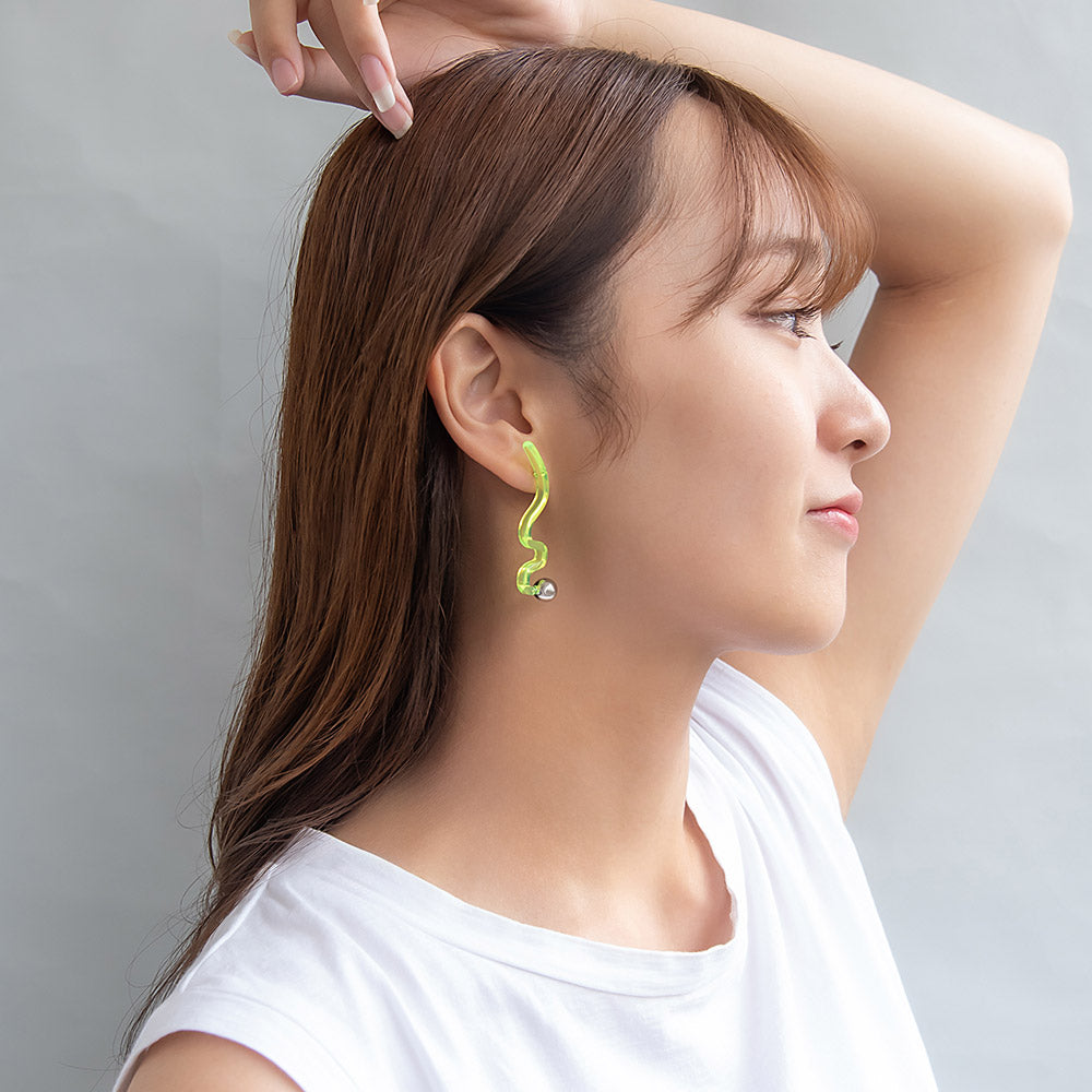 ピアス ニッケルフリー skeleton color ウェーブ ライン メタルボール アシンメトリー チタンポスト スタッドピアス