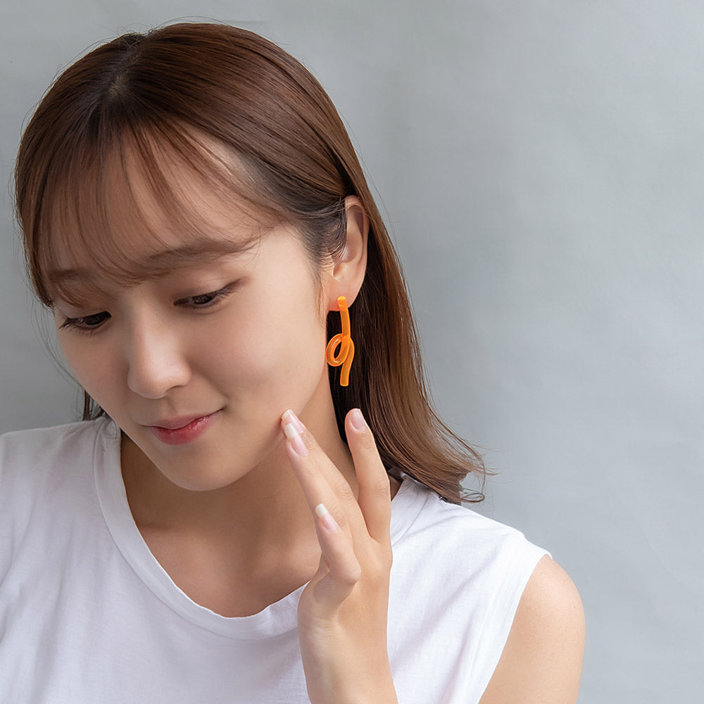 ピアス ニッケルフリー skeleton color ウェーブ ツイスト ライン アシンメトリー チタンポスト スタッドピアス