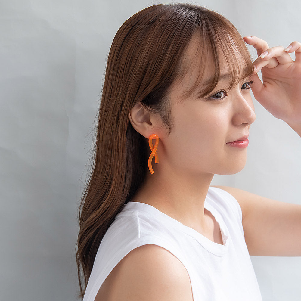 ピアス ニッケルフリー skeleton color ウェーブ ツイスト ライン アシンメトリー チタンポスト スタッドピアス