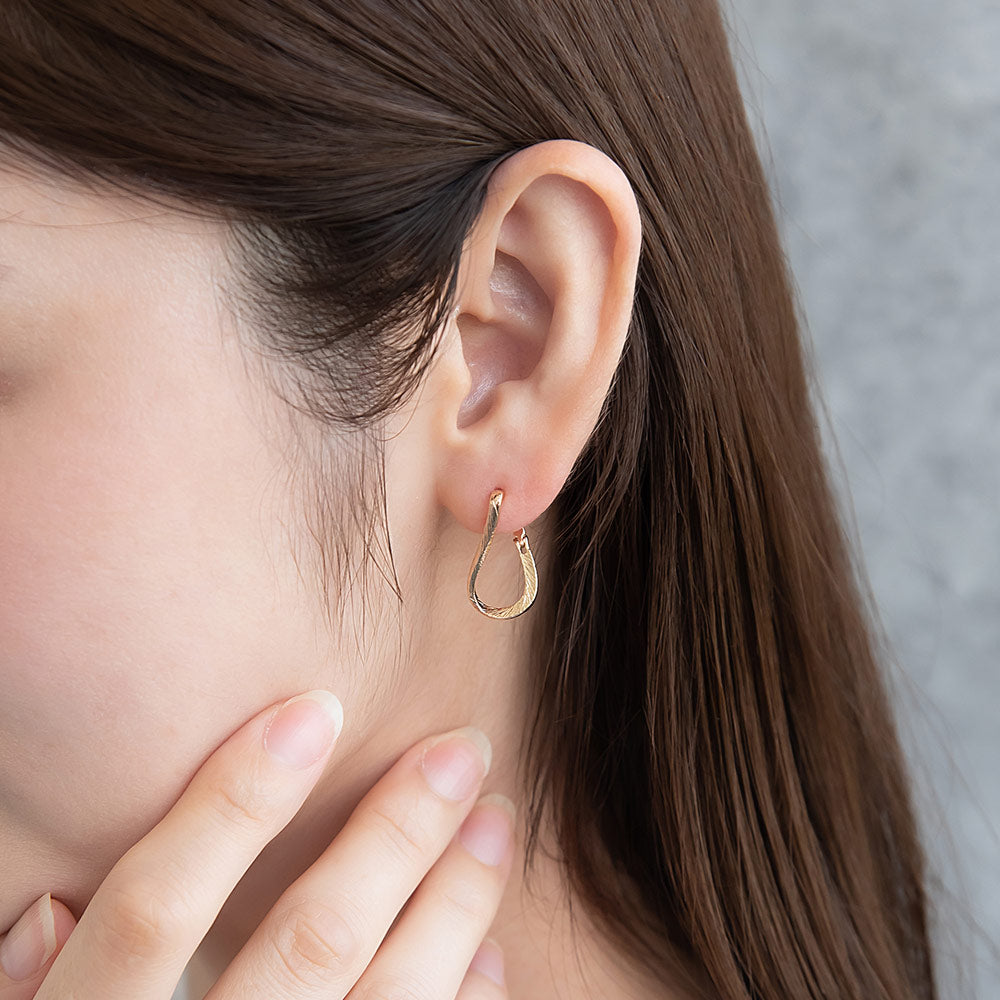 ピアス ニッケルフリー メタル スリム ライン テクスチャー ドロップ ワンタッチ フープピアス