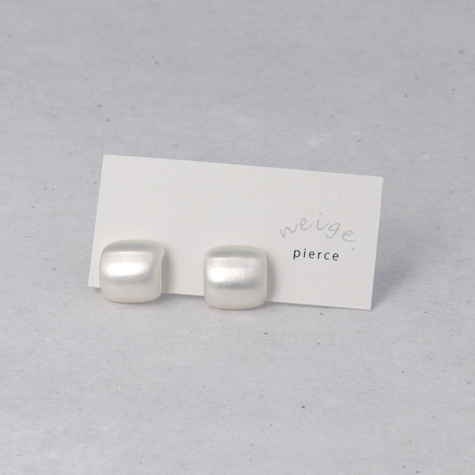 ピアス ニッケルフリー neige. メタル プレート スクエア カーブ スタッドピアス