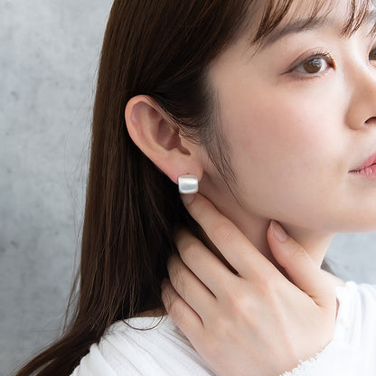 ピアス ニッケルフリー neige. メタル プレート スクエア カーブ スタッドピアス