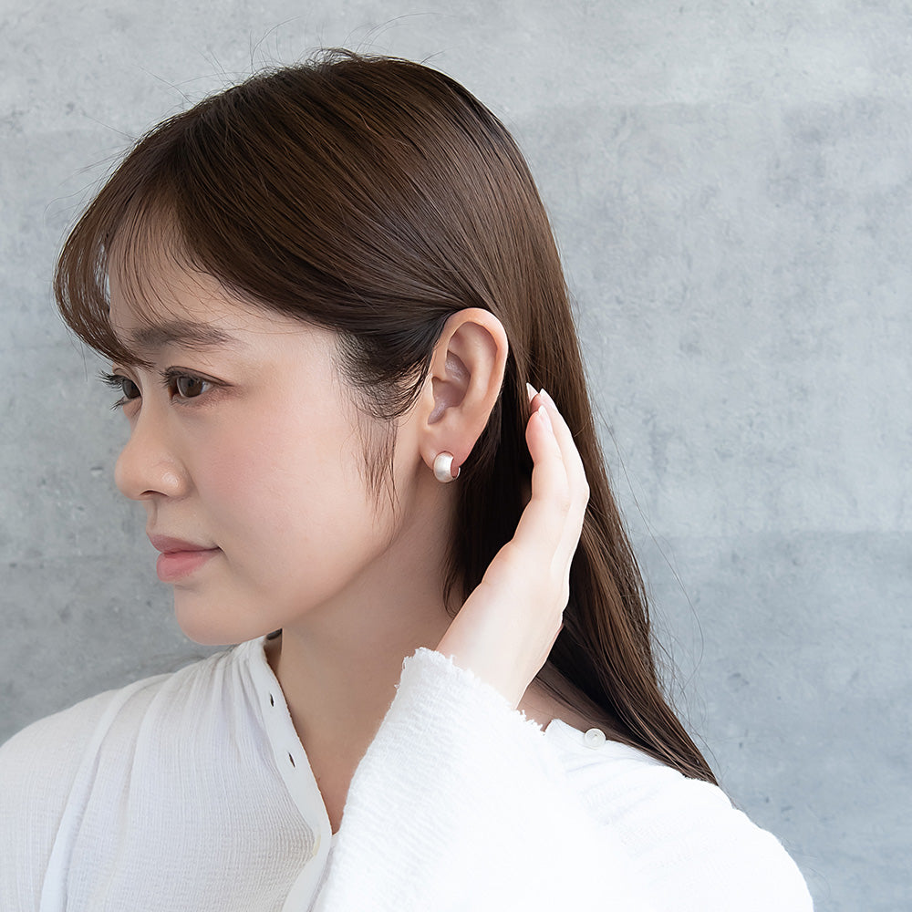 ピアス ニッケルフリー neige. メタル プレート カーブ ミニ C型 スタッドピアス