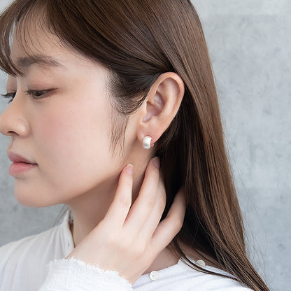 ピアス ニッケルフリー neige. メタル プレート カーブ ミニ C型 スタッドピアス