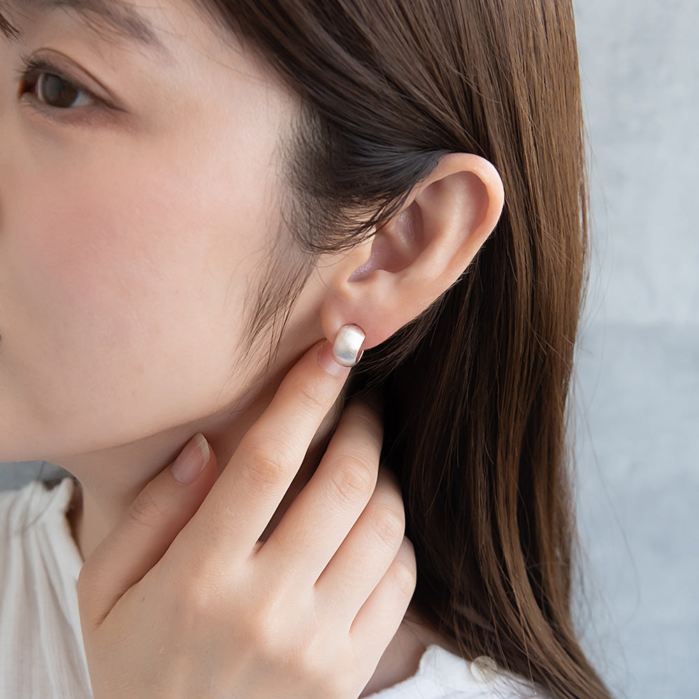 ピアス ニッケルフリー neige. メタル プレート カーブ ミニ C型 スタッドピアス