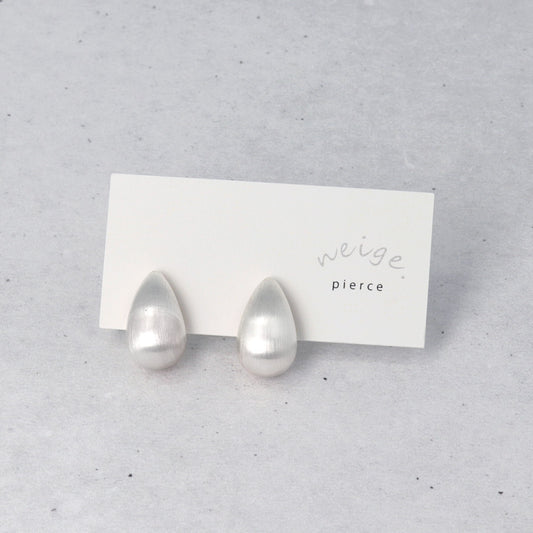 ピアス ニッケルフリー neige. メタル プレート ドロップ カーブ スタッドピアス