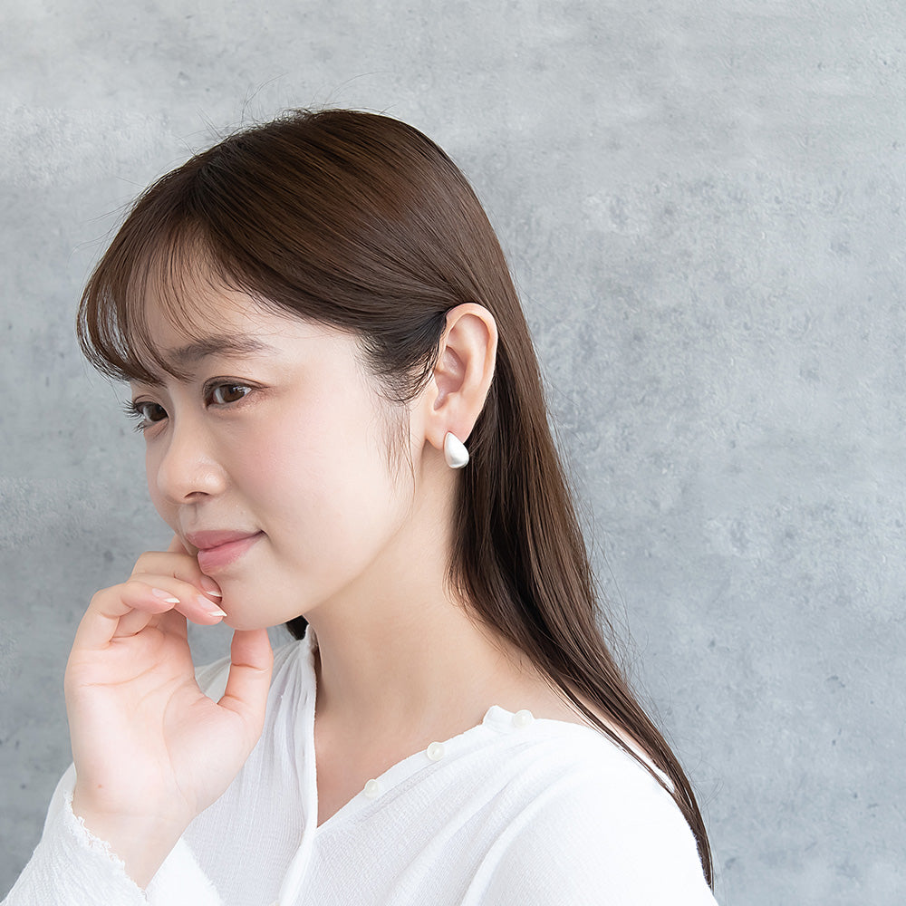 ピアス ニッケルフリー neige. メタル プレート ドロップ カーブ スタッドピアス