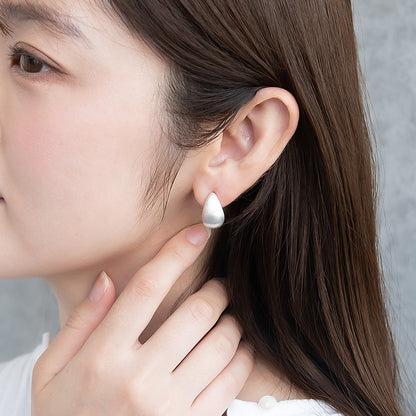 ピアス ニッケルフリー neige. メタル プレート ドロップ カーブ スタッドピアス