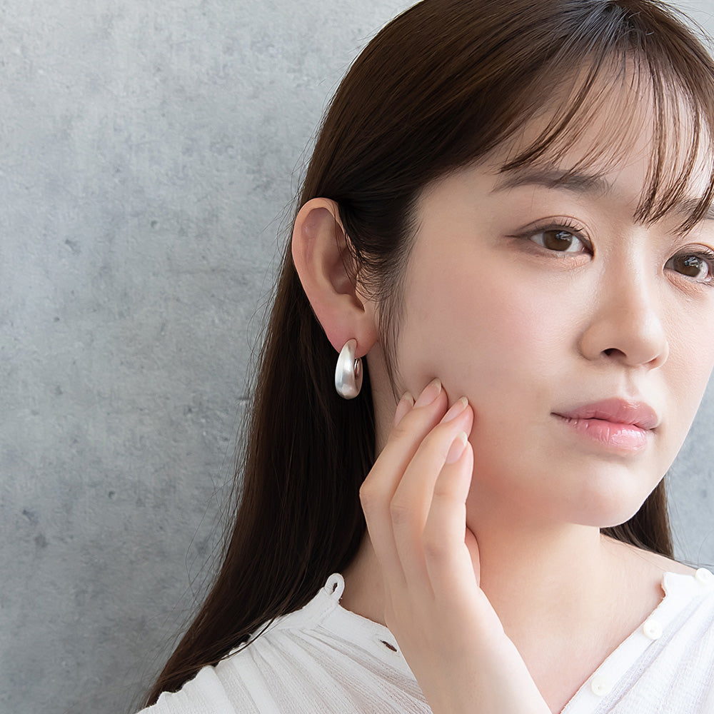 ピアス ニッケルフリー neige. メタル カーブ サイド クレッセントムーン C型 スタッドピアス