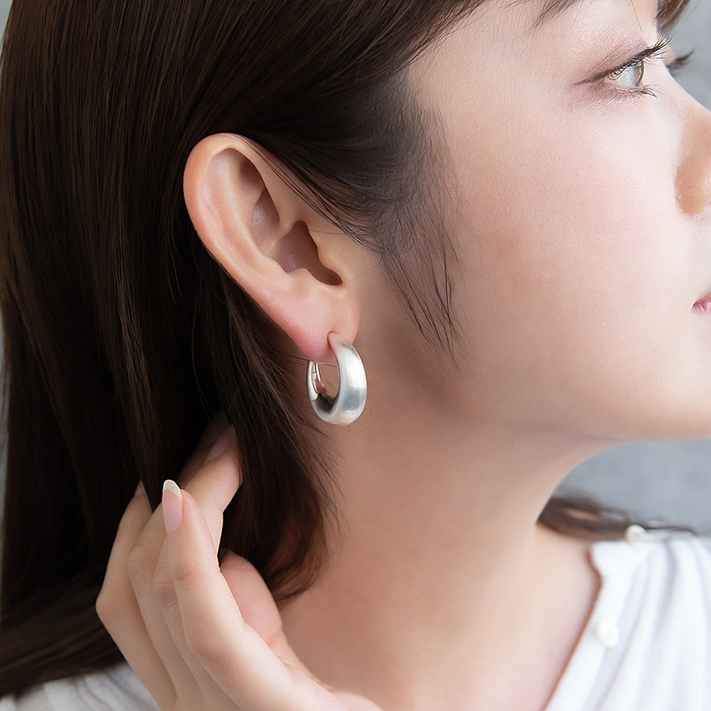 ピアス ニッケルフリー neige. メタル カーブ サイド クレッセントムーン C型 スタッドピアス