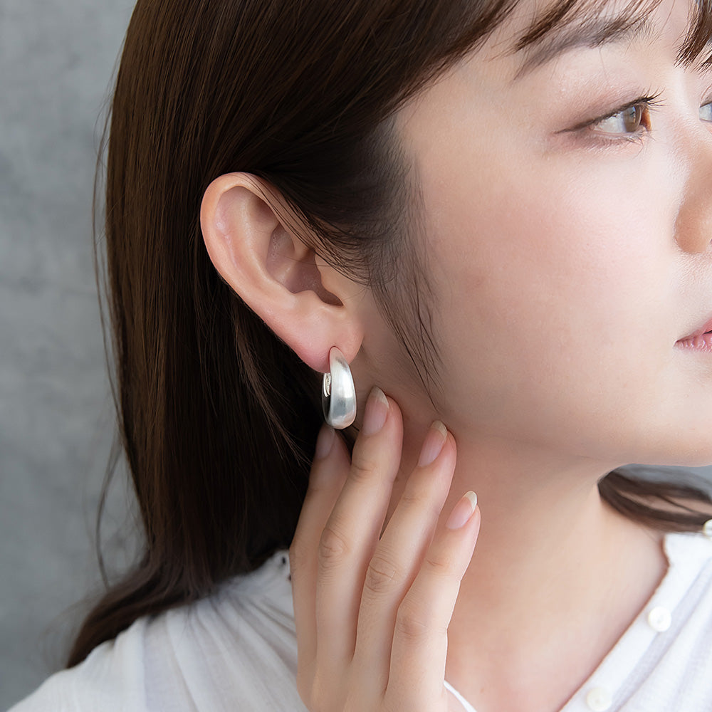 ピアス ニッケルフリー neige. メタル カーブ サイド クレッセントムーン C型 スタッドピアス