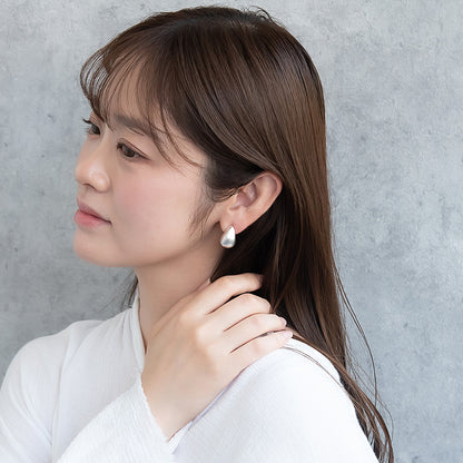 ピアス ニッケルフリー neige. メタル プレート ドロップ カーブ スタッドピアス