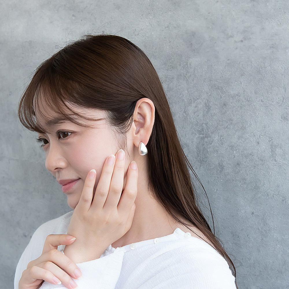 ピアス ニッケルフリー neige. メタル プレート ドロップ カーブ スタッドピアス