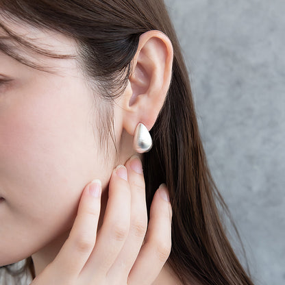 ピアス ニッケルフリー neige. メタル プレート ドロップ カーブ スタッドピアス