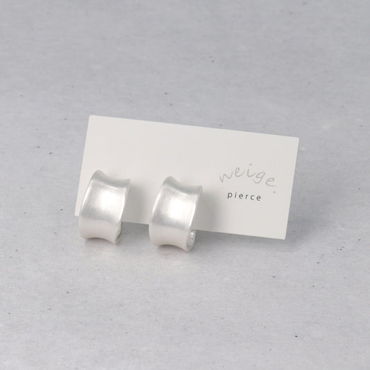 ピアス ニッケルフリー neige. メタル プレート ワイド カーブ C型 スタッドピアス