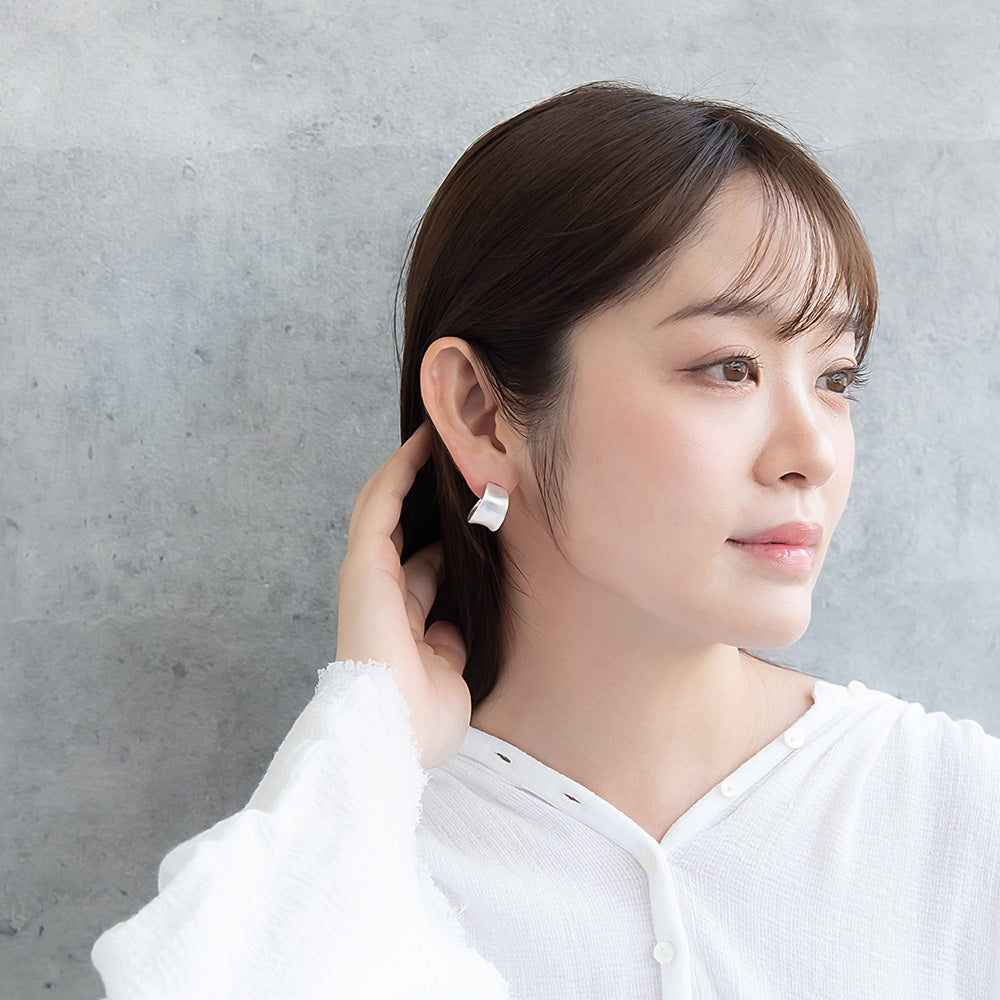 ピアス ニッケルフリー neige. メタル プレート ワイド カーブ C型 スタッドピアス