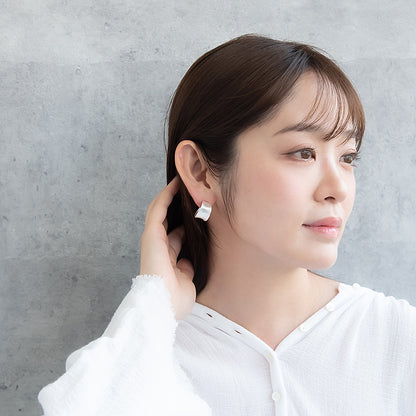 ピアス ニッケルフリー neige. メタル プレート ワイド カーブ C型 スタッドピアス