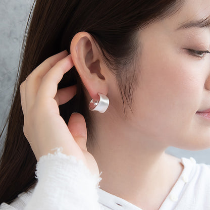 ピアス ニッケルフリー neige. メタル プレート ワイド カーブ C型 スタッドピアス