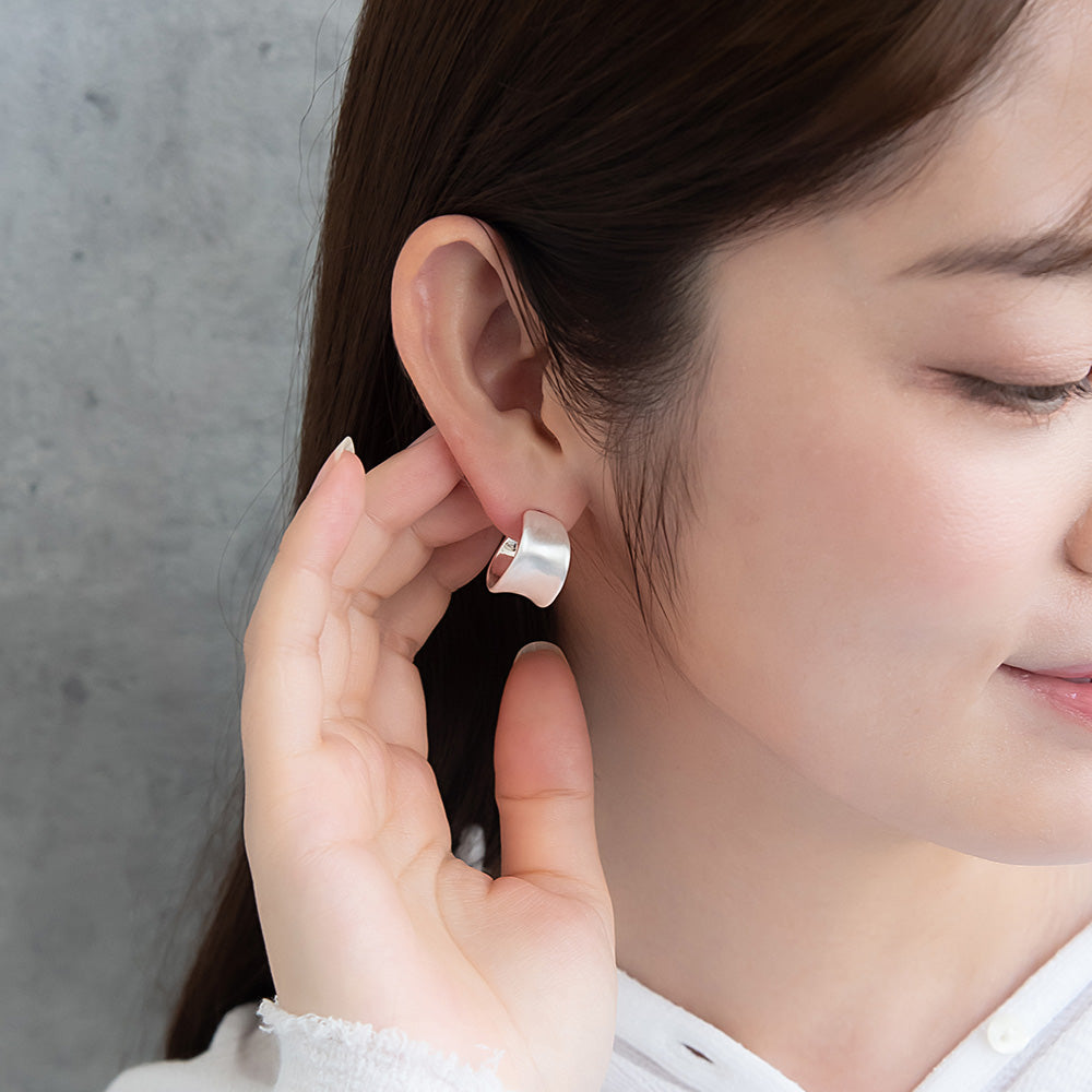 ピアス ニッケルフリー neige. メタル プレート ワイド カーブ C型 スタッドピアス