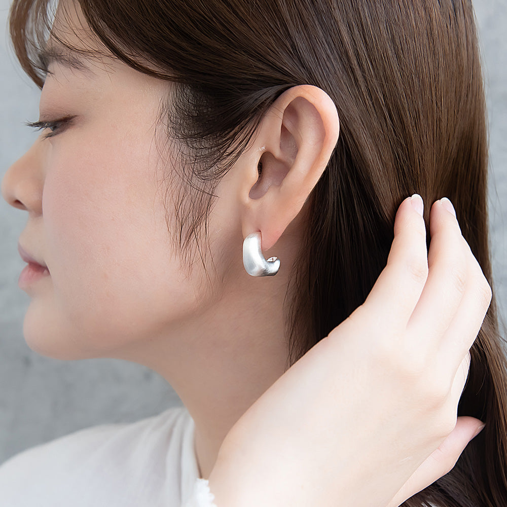 ピアス ニッケルフリー neige. メタル プレート カーブ L字 ウェーブライン C型 スタッドピアス