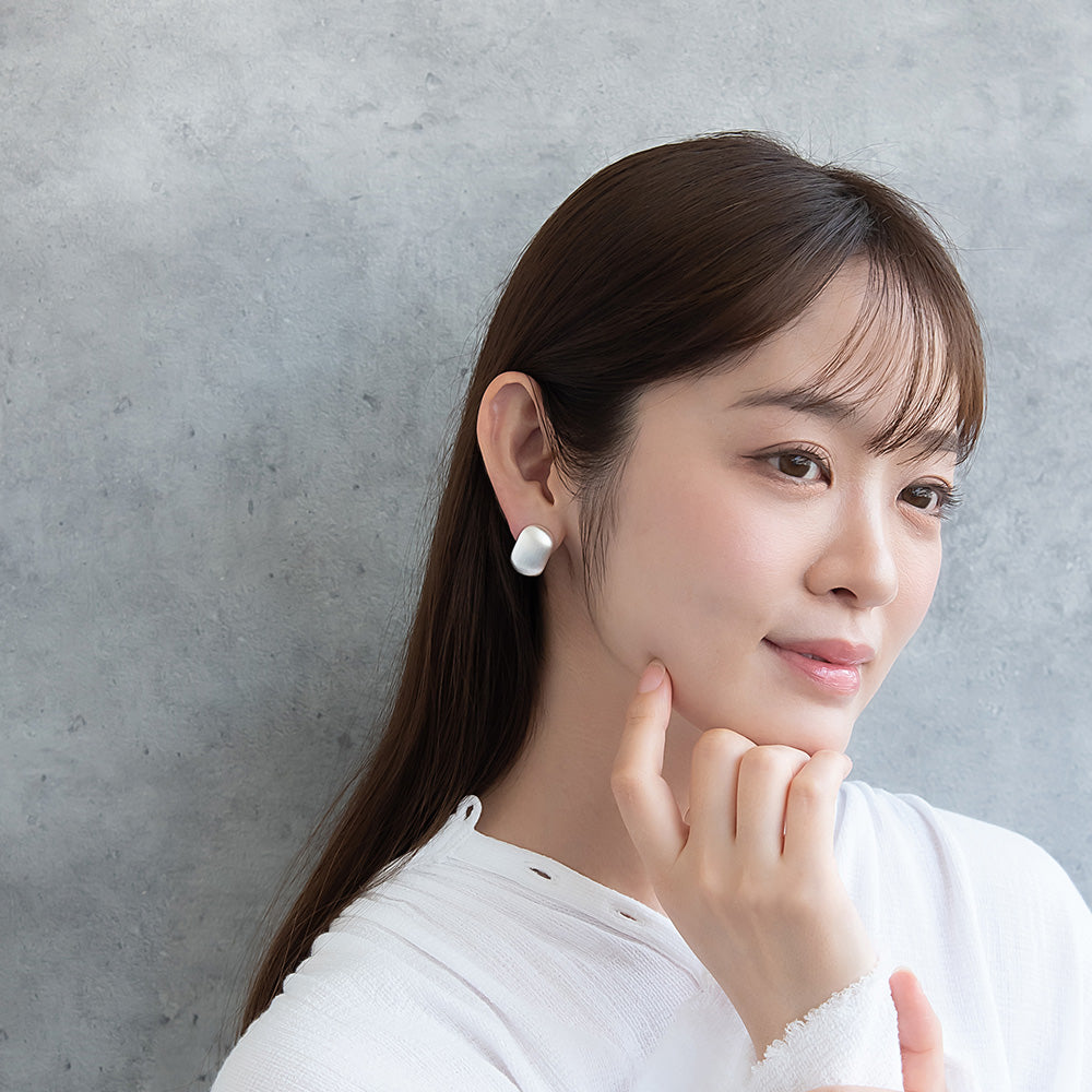 ピアス ニッケルフリー neige. メタル プレート オーバル フラット スタッドピアス