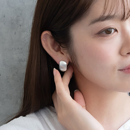 ピアス ニッケルフリー neige. メタル プレート オーバル フラット スタッドピアス