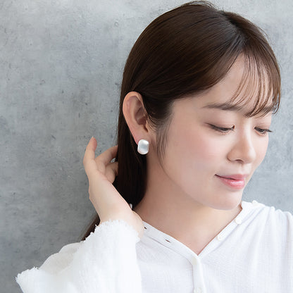 ピアス ニッケルフリー neige. メタル プレート オーバル フラット スタッドピアス