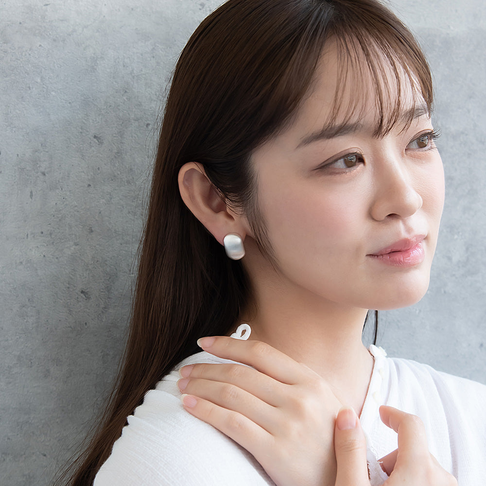 ピアス ニッケルフリー neige. メタル プレート オーバル フラット スタッドピアス