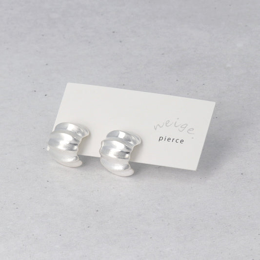 ピアス ニッケルフリー neige. メタル プレート カーブ C型 スタッドピアス