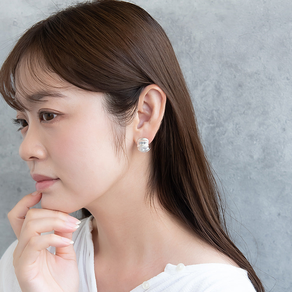 ピアス ニッケルフリー neige. メタル プレート カーブ C型 スタッドピアス