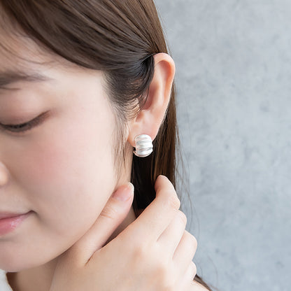 ピアス ニッケルフリー neige. メタル プレート カーブ C型 スタッドピアス