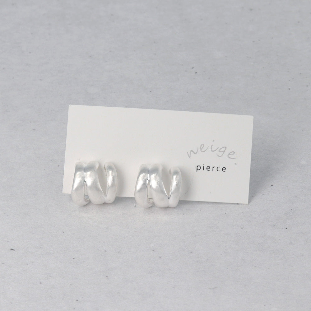ピアス ニッケルフリー neige. メタル トリプル ライン カーブ C型 スタッドピアス