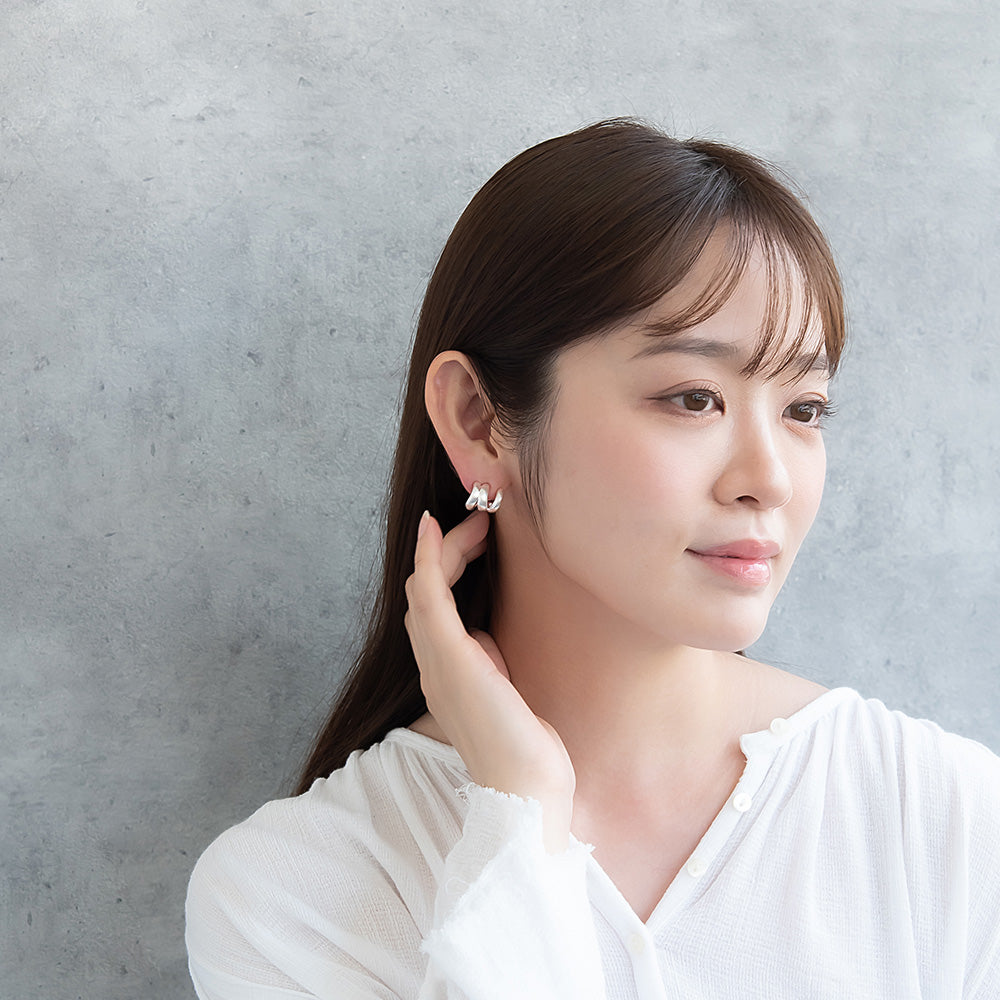 ピアス ニッケルフリー neige. メタル トリプル ライン カーブ C型 スタッドピアス