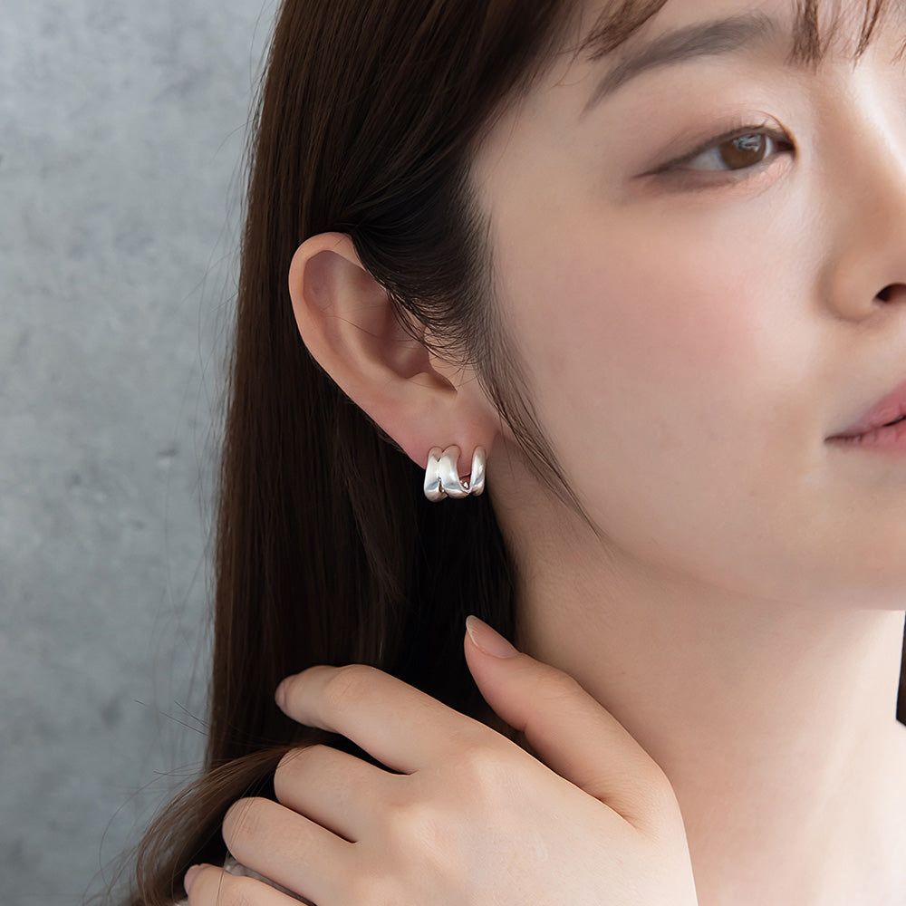 ピアス ニッケルフリー neige. メタル トリプル ライン カーブ C型 スタッドピアス