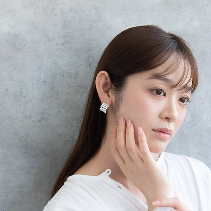 ピアス ニッケルフリー neige. メタル メッシュ スクエア カーブ スタッドピアス
