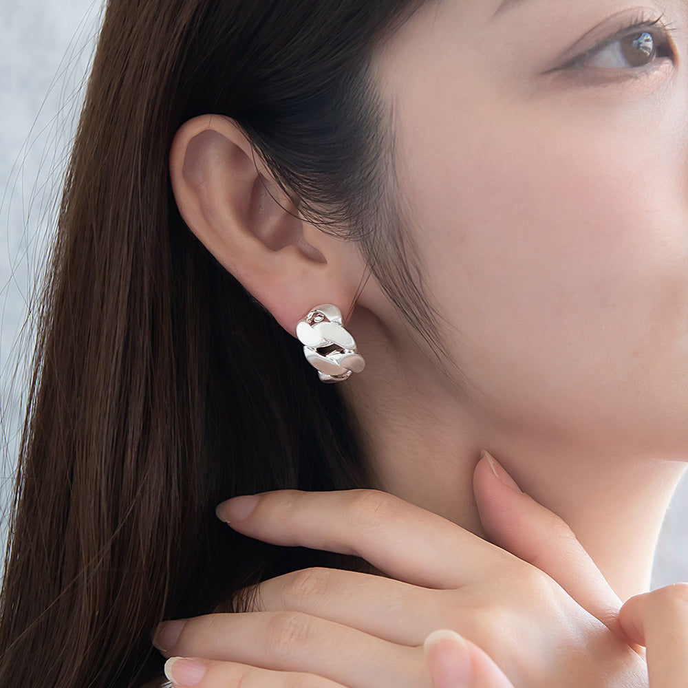 ピアス ニッケルフリー neige. メタル キヘイチェーン カーブ スタッドピアス