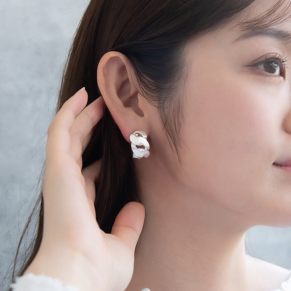 ピアス ニッケルフリー neige. メタル キヘイチェーン カーブ スタッドピアス