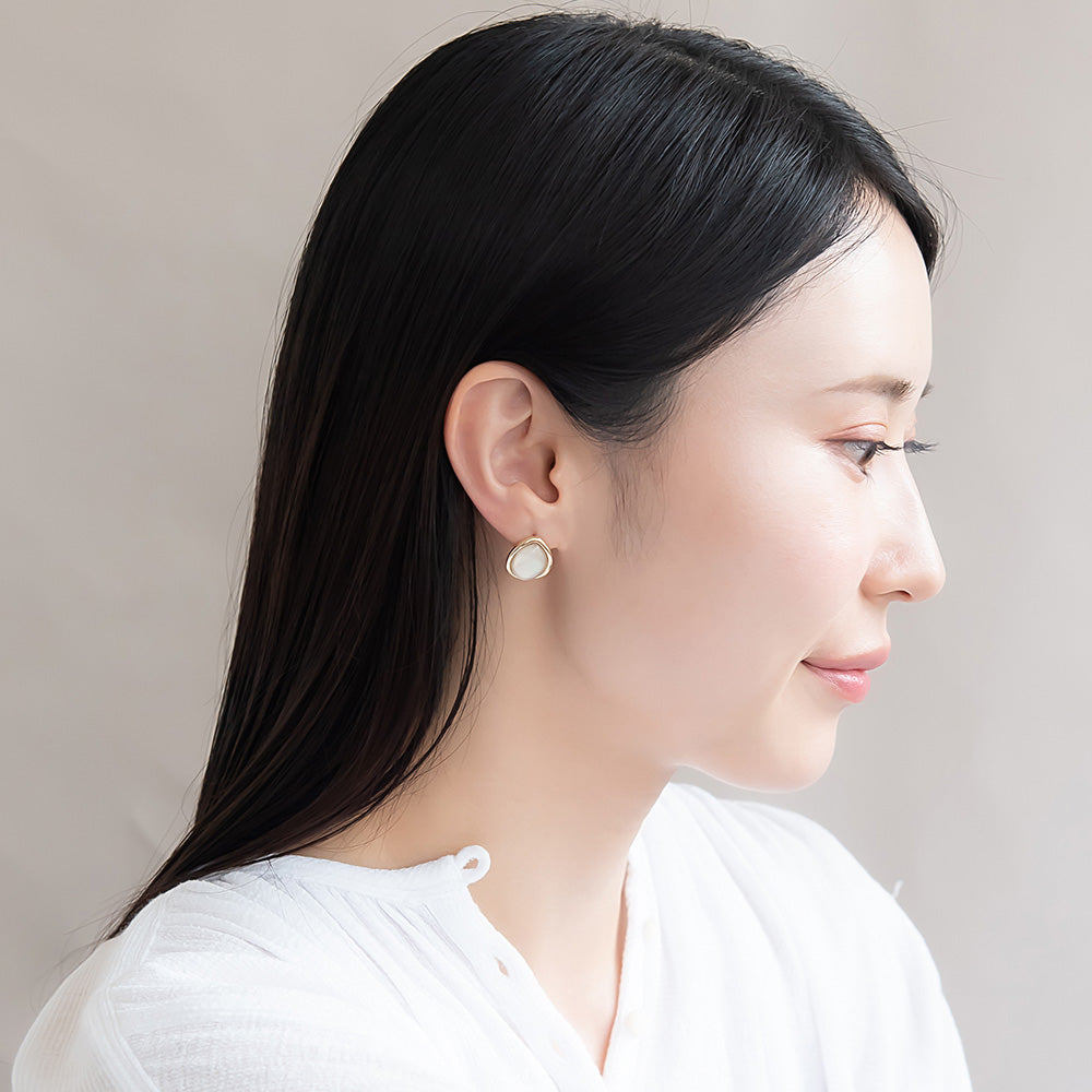 ピアス ニッケルフリー シェル メタルフレーム カラー オーバル チタンポスト スタッドピアス