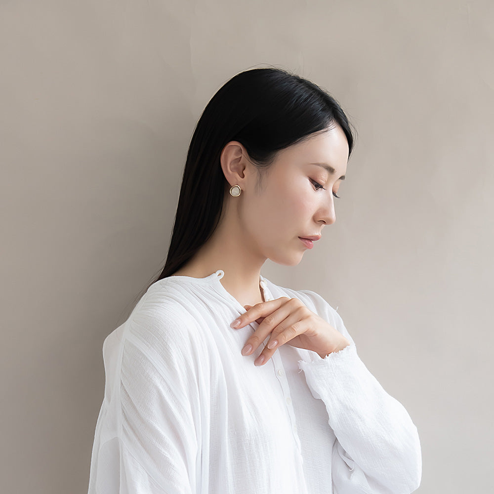 ピアス ニッケルフリー シェル メタルフレーム カラー オーバル チタンポスト スタッドピアス