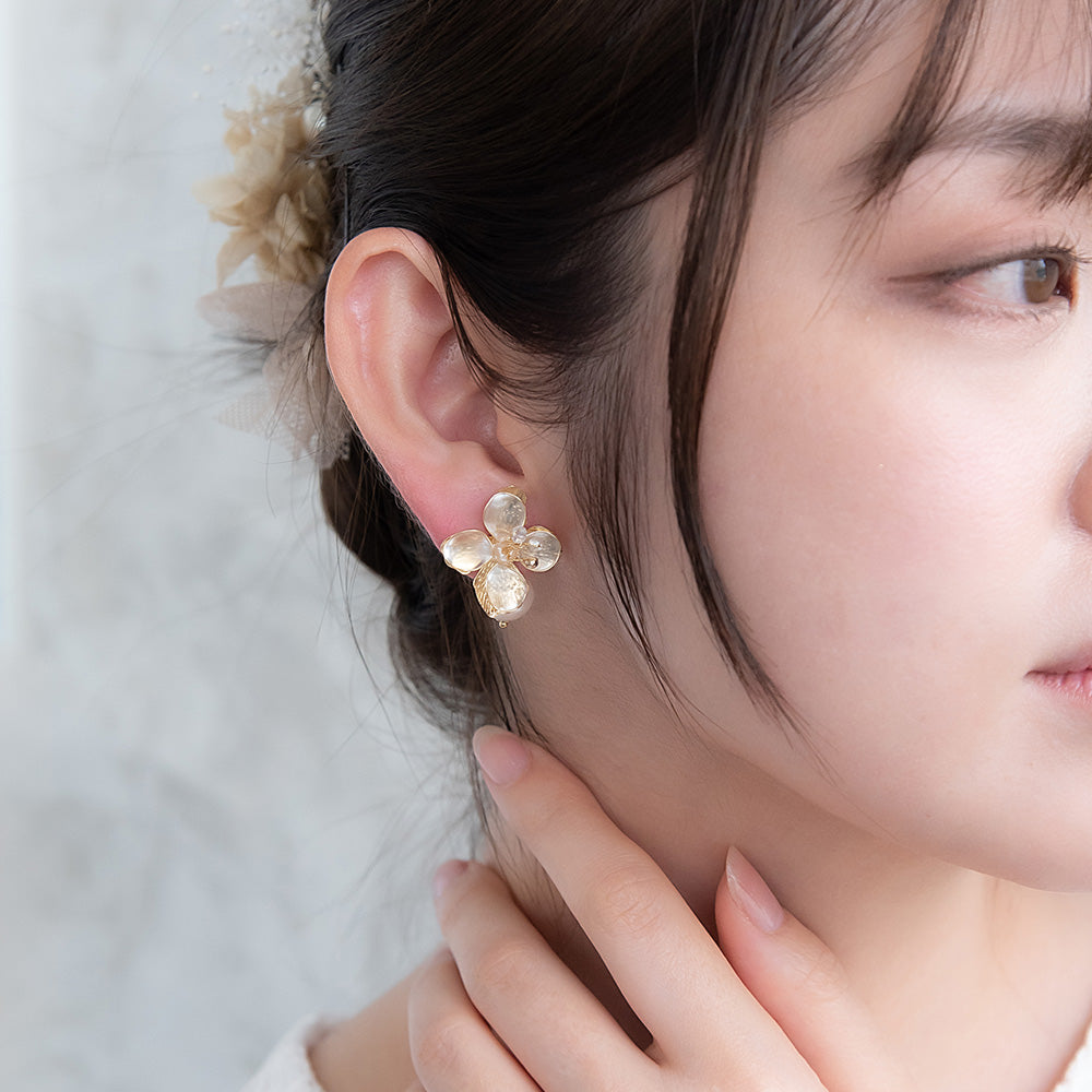 Classy ピアス ニッケルフリー メタル ワイヤー フラワー 半透明 パール ビーズ チタンポスト バックキャッチ スタッドピアス