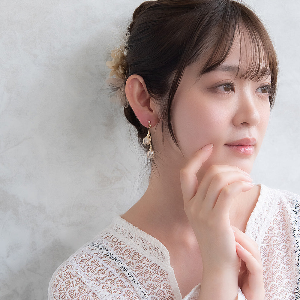 Classy ピアス ニッケルフリー メタル ワイヤー フラワー ダブル 半透明 リーフ 下がり チタンポスト スタッドピアス