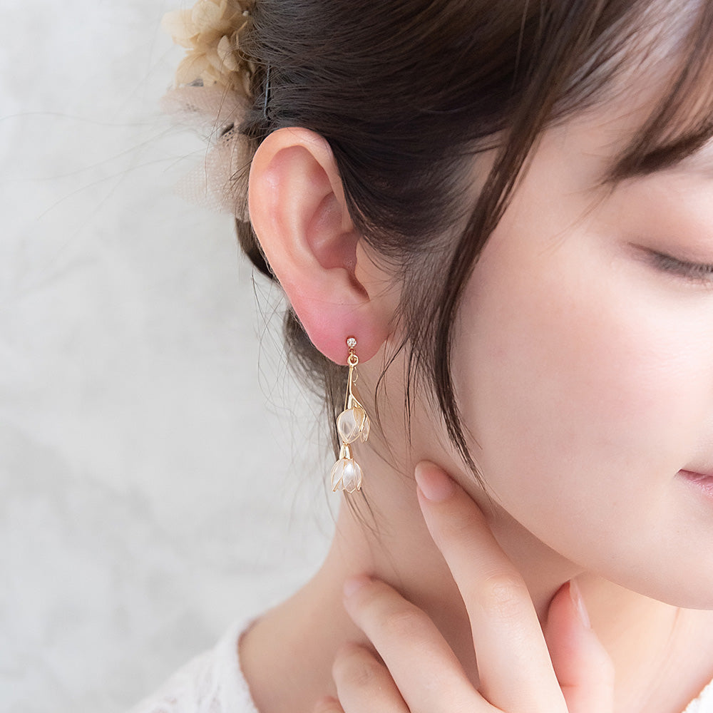 Classy ピアス ニッケルフリー メタル ワイヤー フラワー ダブル 半透明 リーフ 下がり チタンポスト スタッドピアス
