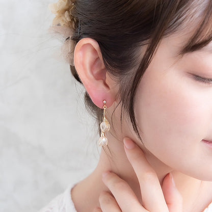 Classy ピアス ニッケルフリー メタル ワイヤー フラワー ダブル 半透明 リーフ 下がり チタンポスト スタッドピアス