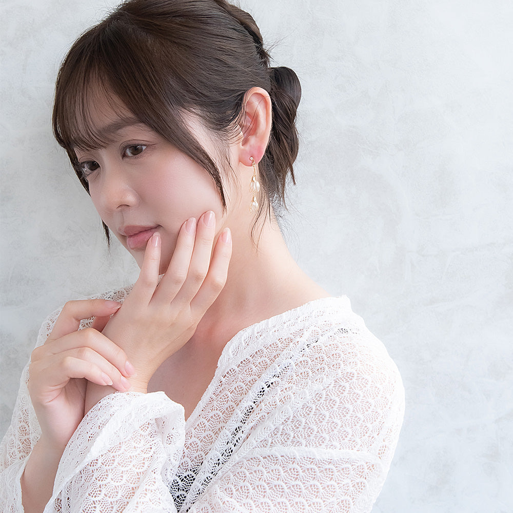 Classy ピアス ニッケルフリー メタル ワイヤー フラワー ダブル 半透明 リーフ 下がり チタンポスト スタッドピアス