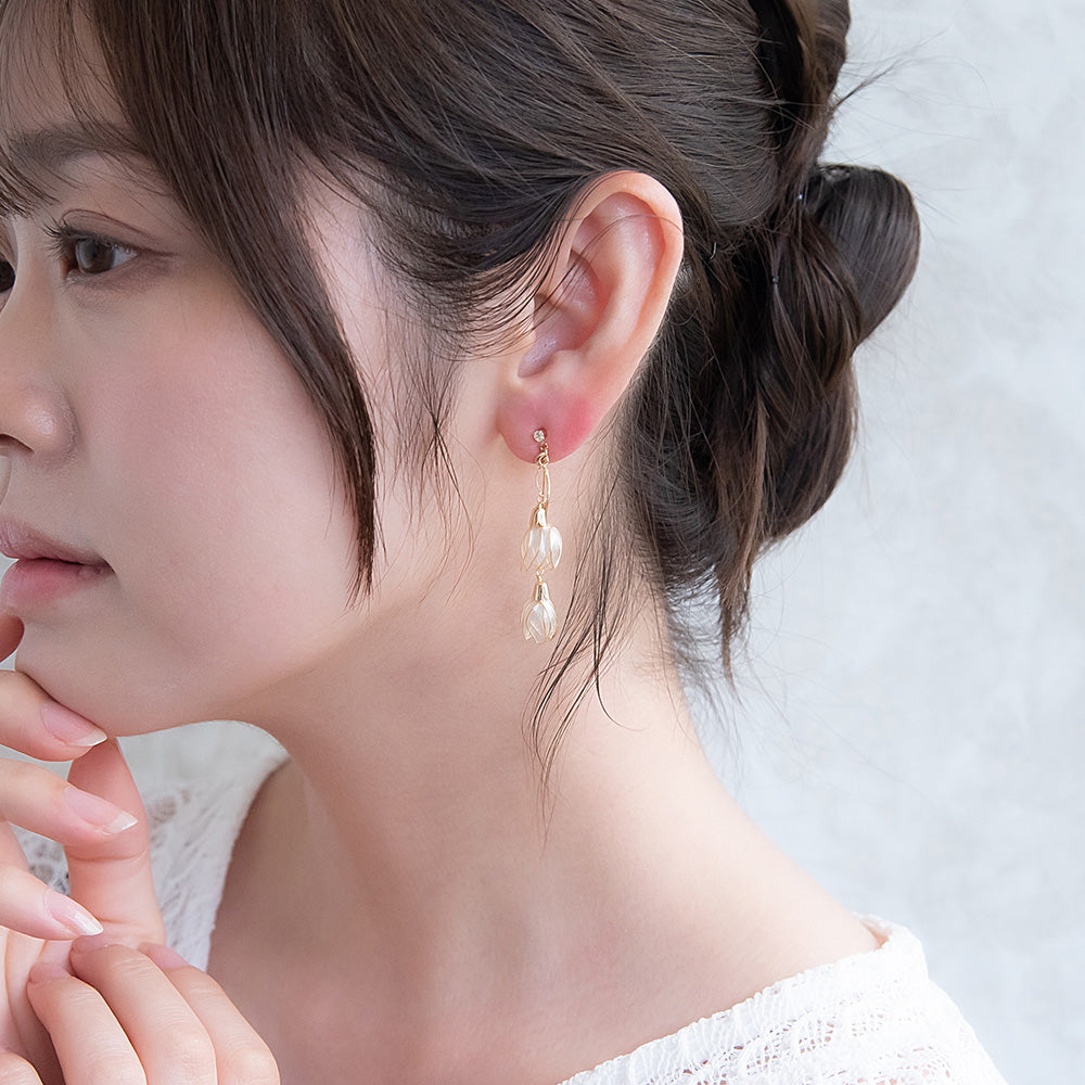Classy ピアス ニッケルフリー メタル ワイヤー フラワー ダブル 半透明 リーフ 下がり チタンポスト スタッドピアス